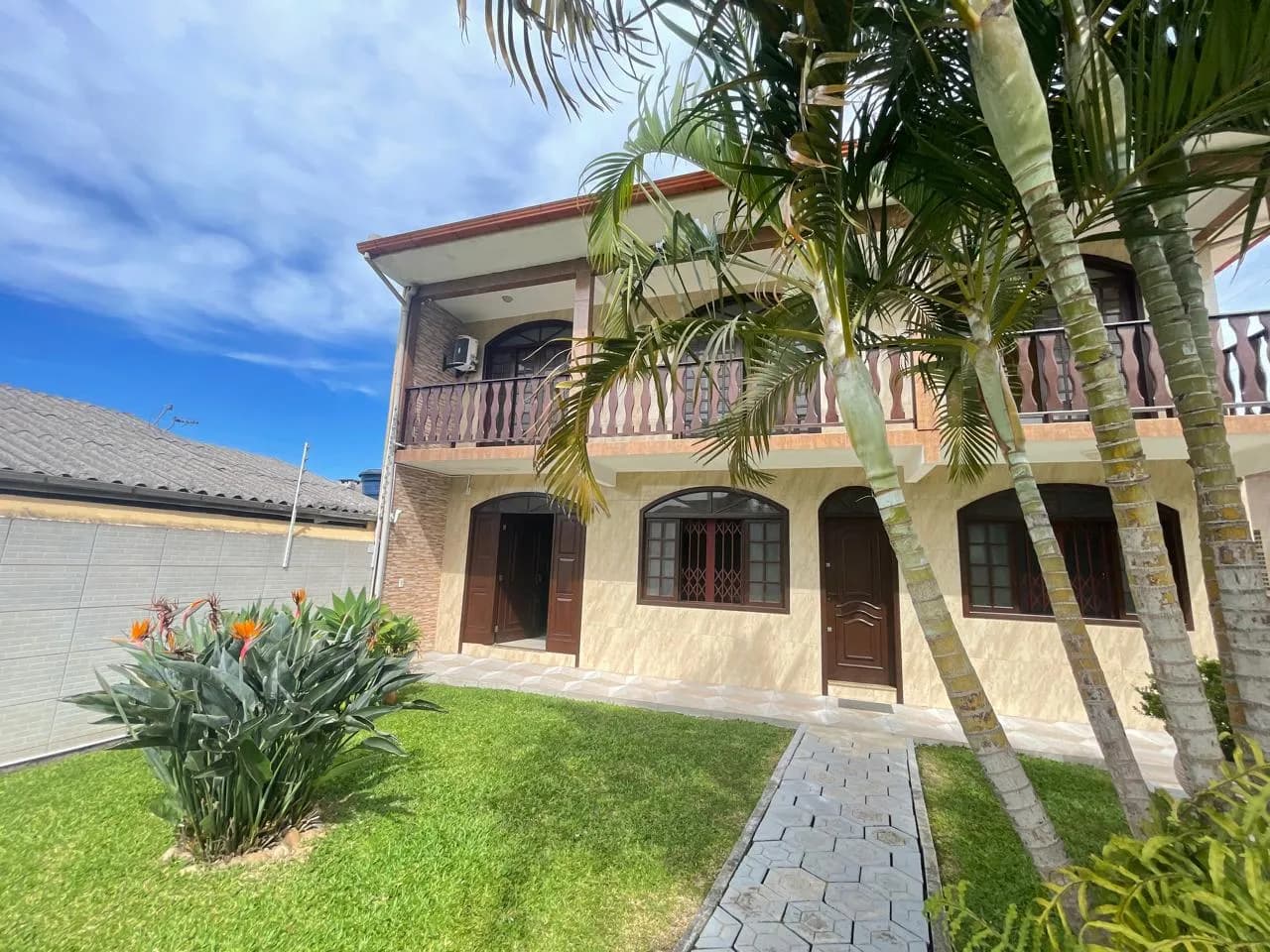 Foto de Casa à venda com 3 quartos, sendo 1 suíte, 2 vagas, 246m² na Rua Pedro Alves no Bela Vista, São José