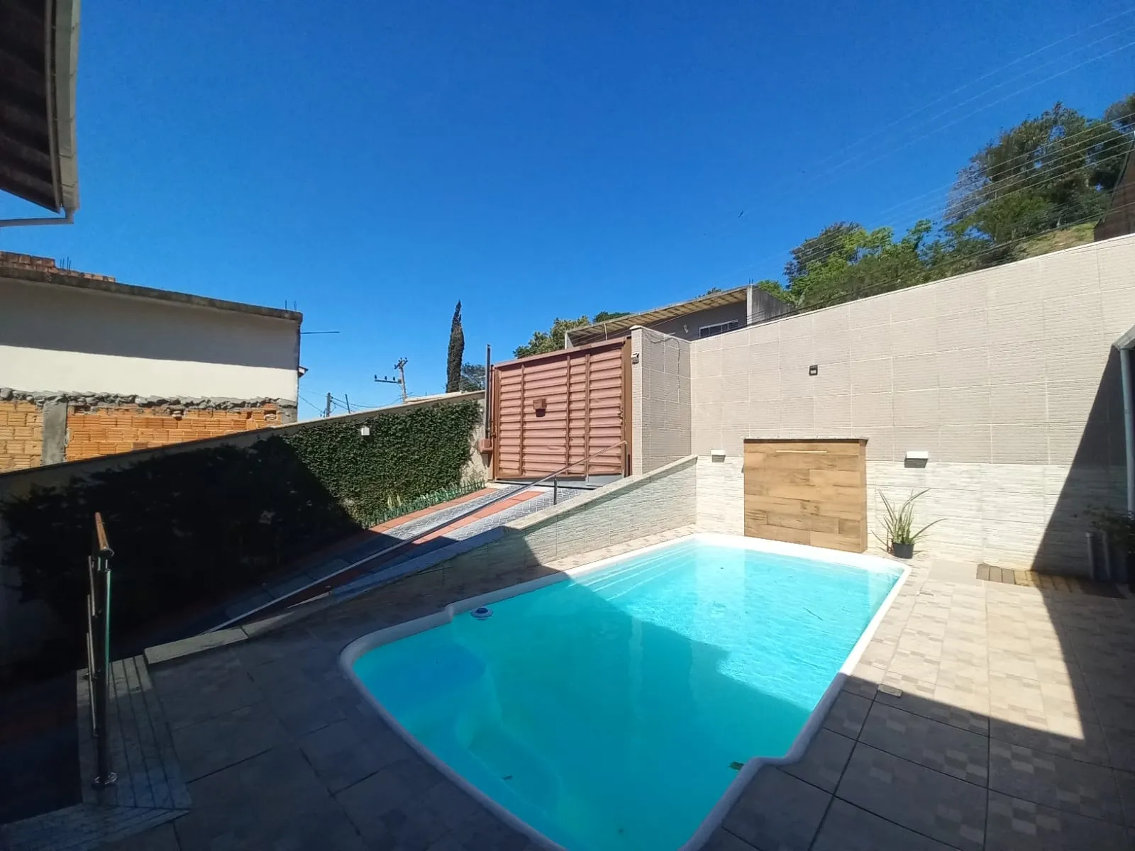 Foto de Casa à venda com 4 quartos, sendo 1 suíte, 2 vagas, 220m² na Rua Guilherme Jacob Buch no Jardim Cidade de Florianópolis, São José