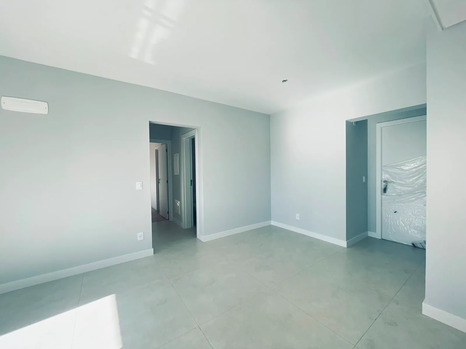 Foto de Apartamento à venda com 2 quartos, sendo 1 suíte, 1 vaga, 66m² na Rua do Iano no Barreiros, São José