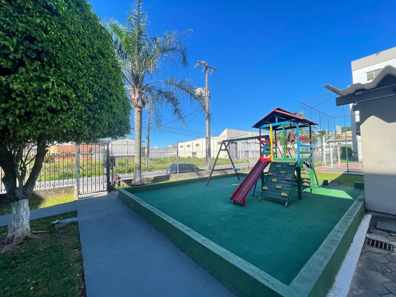 Foto de Apartamento à venda com 2 quartos, 1 vaga, 48m² na Rua Padre Raulino Reitz no Serraria, São José