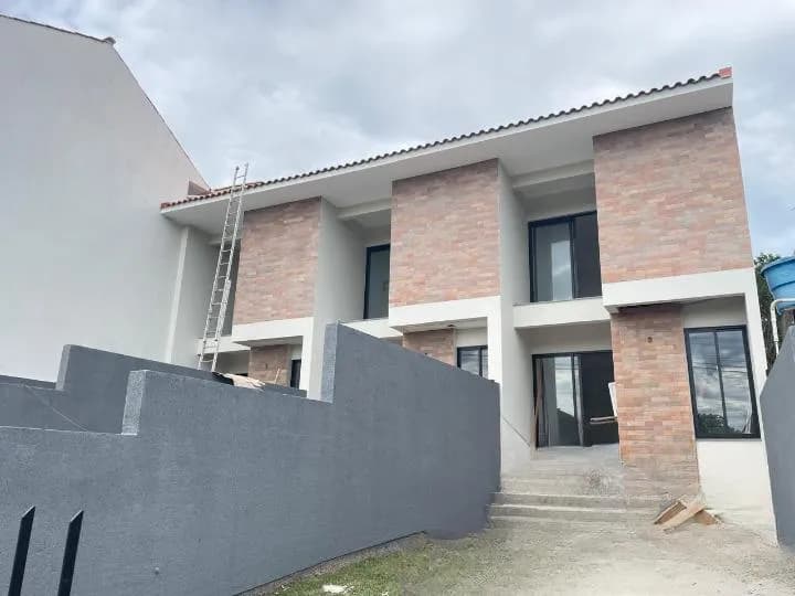 Foto de Casa à venda com 2 quartos, sendo 2 suítes, 1 vaga, 73m² na Rua Aduci Arbueis do Nascimento no Serraria, São José